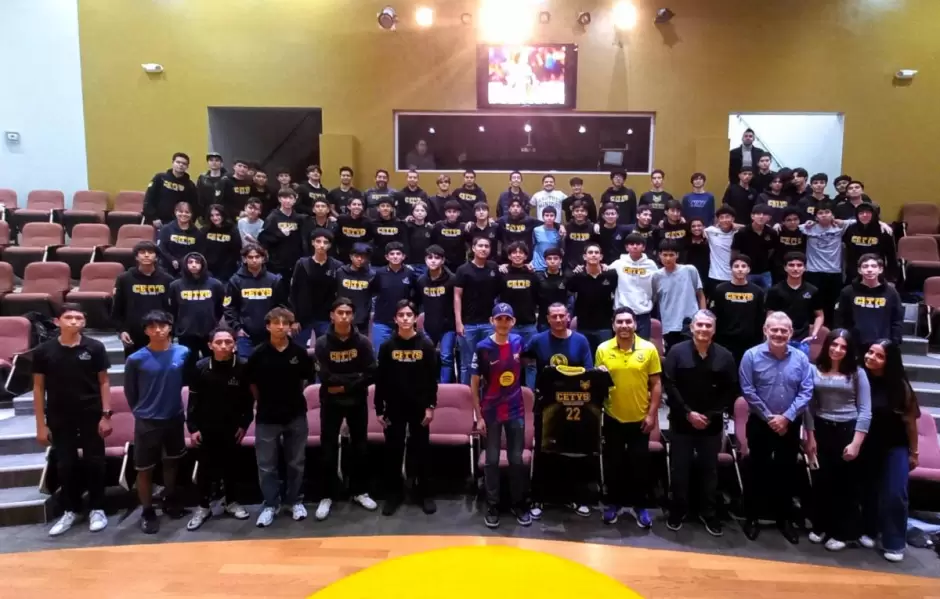 Ofrece Salvador Caba�as charla con estudiantes de preparatoria CETYS