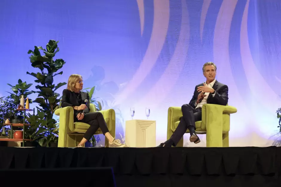 Newsom en Cumbre Econ�mica Estatal