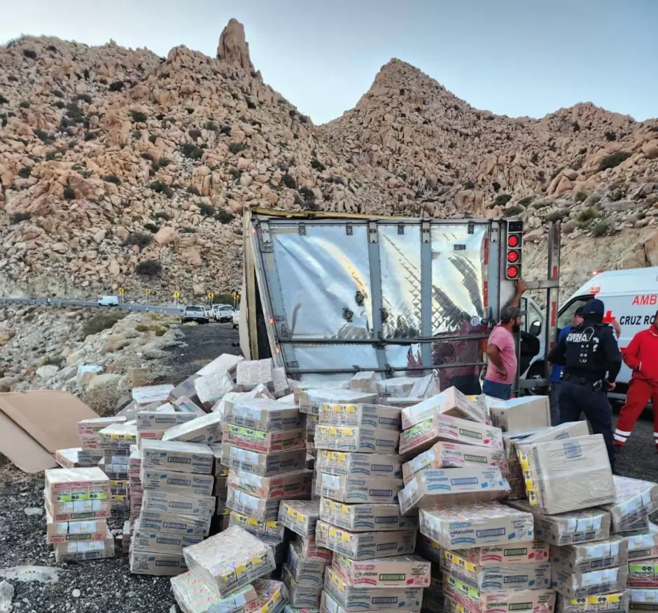 AuxiliaN a conductor tras volcadura en la carretera en La Rumorosa