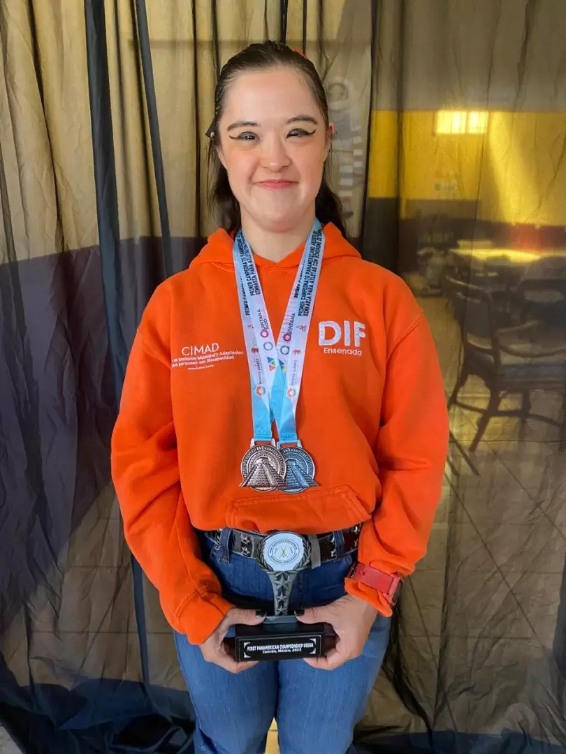Felicita Claudia Agat�n a Ana Fernanda Villela Collins por su talento en gimnasia paral�mpica
