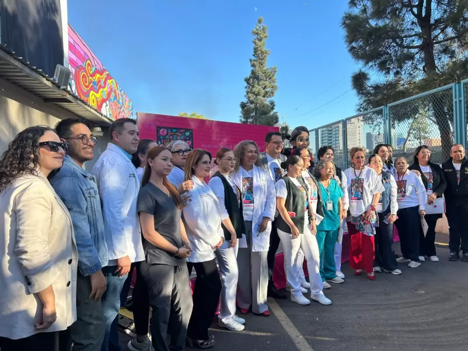El mural muestra s�mbolos de vida, conocimiento y vocaci�n femenina m�dica.