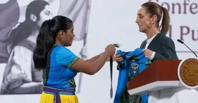 Lorena Ram�rez Nahueachi, maratonista rar�muri y Claudia Sheinbaum