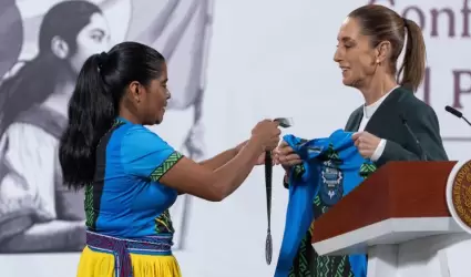 Lorena Ram�rez Nahueachi, maratonista rar�muri y Claudia Sheinbaum