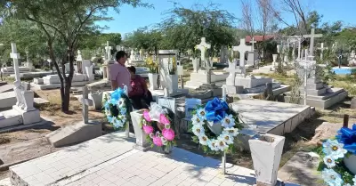 Hermanas visitan a familiares sepultados en el Pante�n Y��ez