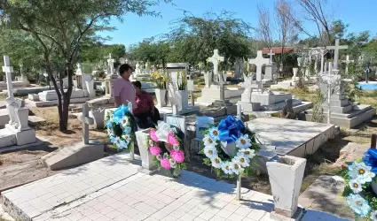 Hermanas visitan a familiares sepultados en el Pante�n Y��ez