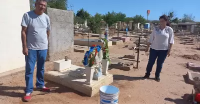 �ngel y su esposa visitan la tumba de su primer hijo, fallecido a las horas de n