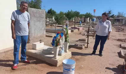 �ngel y su esposa visitan la tumba de su primer hijo, fallecido a las horas de n