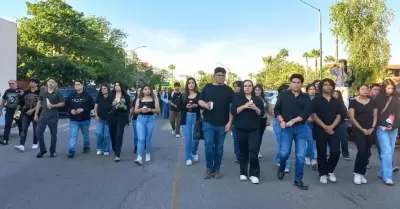 Estudiantes de Unison marchan y guardan silencio por v�ctimas de Waldo's