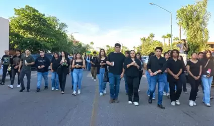 Estudiantes de Unison marchan y guardan silencio por v�ctimas de Waldo's