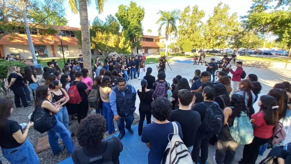 Estudiantes de Unison marchan y guardan silencio por v�ctimas de Waldo's