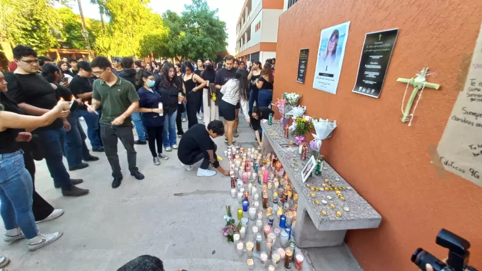 Estudiantes de Unison marchan y guardan silencio por v�ctimas de Waldo's