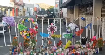 Ofrendas cerca de la tienda Waldo's en la que ocurri� el incendio.