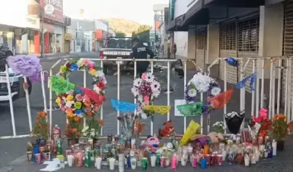 Ofrendas cerca de la tienda Waldo's en la que ocurri� el incendio.
