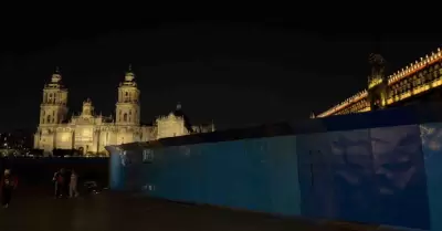 Instalaci�n de vallas frente a edificios del Z�calo de la Ciudad de M�xico.