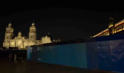 Instalaci�n de vallas frente a edificios del Z�calo de la Ciudad de M�xico.
