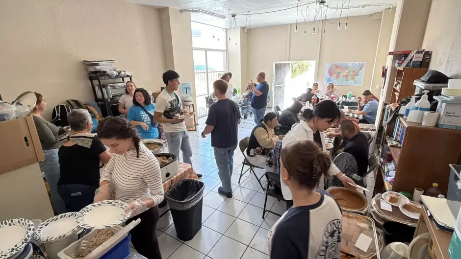 Activistas migrantes comparten cena de "Acci�n de Gracias" a deportados