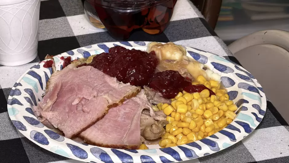Activistas migrantes comparten cena de "Acci�n de Gracias" a deportados