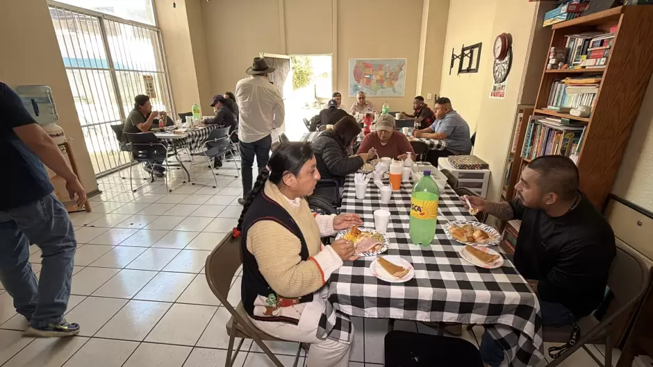 Activistas migrantes comparten cena de "Acci�n de Gracias" a deportados