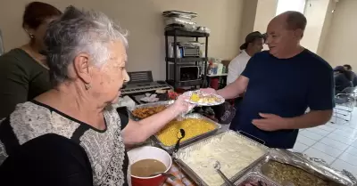 Activistas migrantes comparten cena de "Acci�n de Gracias" a deportados