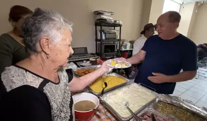 Activistas migrantes comparten cena de "Acci�n de Gracias" a deportados