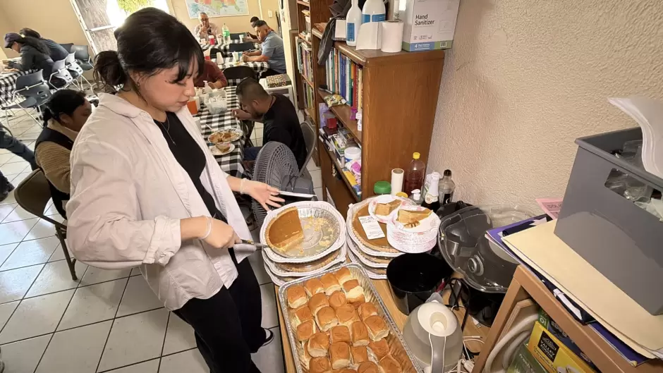Activistas migrantes comparten cena de "Acci�n de Gracias" a deportados
