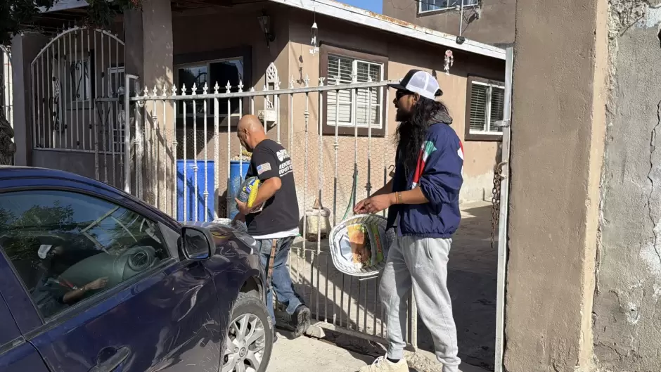 Activistas migrantes comparten cena de "Acci�n de Gracias" a deportados