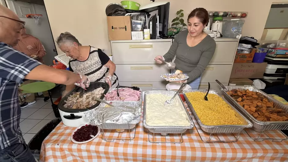 Activistas migrantes comparten cena de "Acci�n de Gracias" a deportados