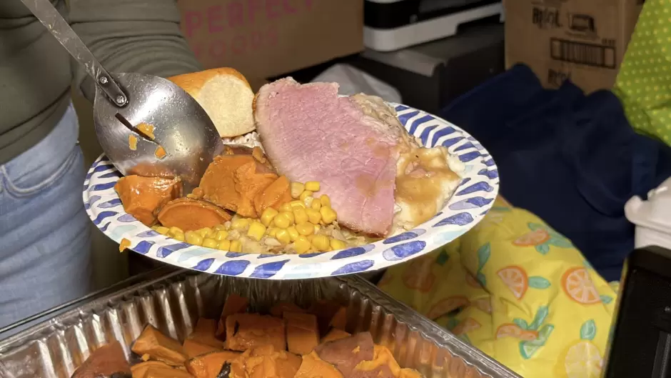 Activistas migrantes comparten cena de "Acci�n de Gracias" a deportados