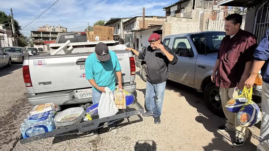Activistas migrantes comparten cena de "Acci�n de Gracias" a deportados