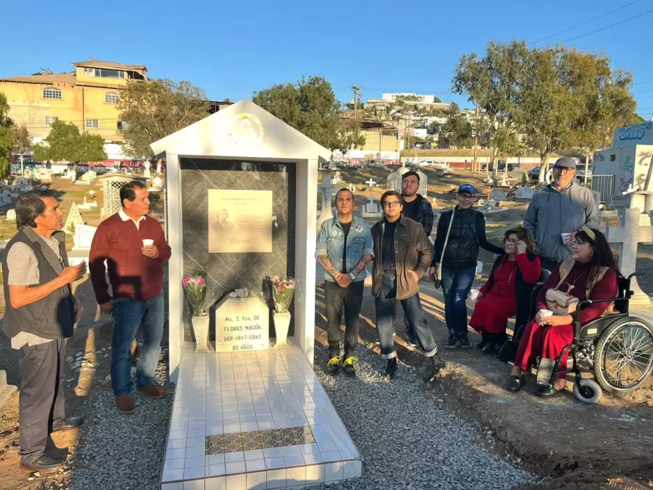 Honran memoria de Mar�a Talavera Brouss� en pante�n municipal