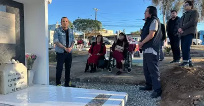 Honran memoria de Mar�a Talavera Brouss� en pante�n municipal