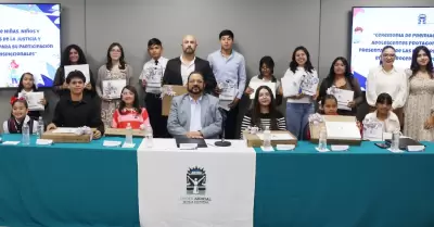 Entrega de premios a ni�as, ni�os y adolescentes que ganaron el concurso de dibu