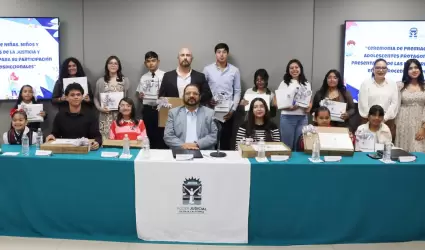 Entrega de premios a ni�as, ni�os y adolescentes que ganaron el concurso de dibu