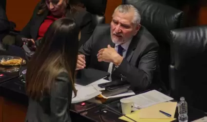 Ad�n Augusto L�pez en sesi�n del Senado