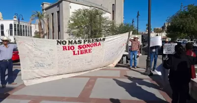 Habitantes de comunidades aleda�as a Ures se manifestaron en el Congreso