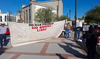 Habitantes de comunidades aleda�as a Ures se manifestaron en el Congreso