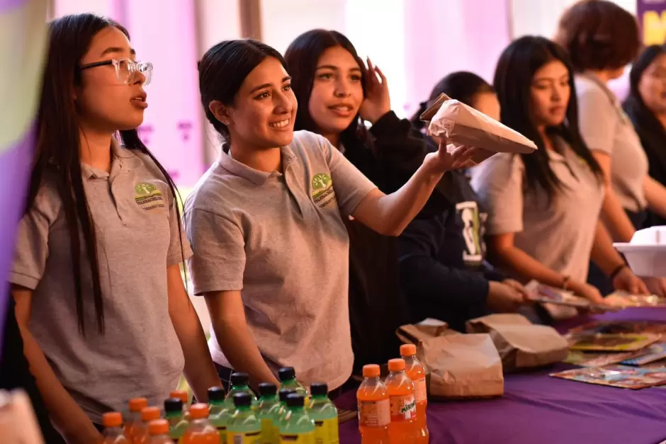 Estudiantes del Telebachillerato Comunitario "Genaro V�zquez"