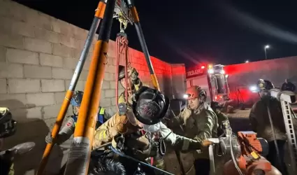 Rescatan a joven que cay� a pozo de agua