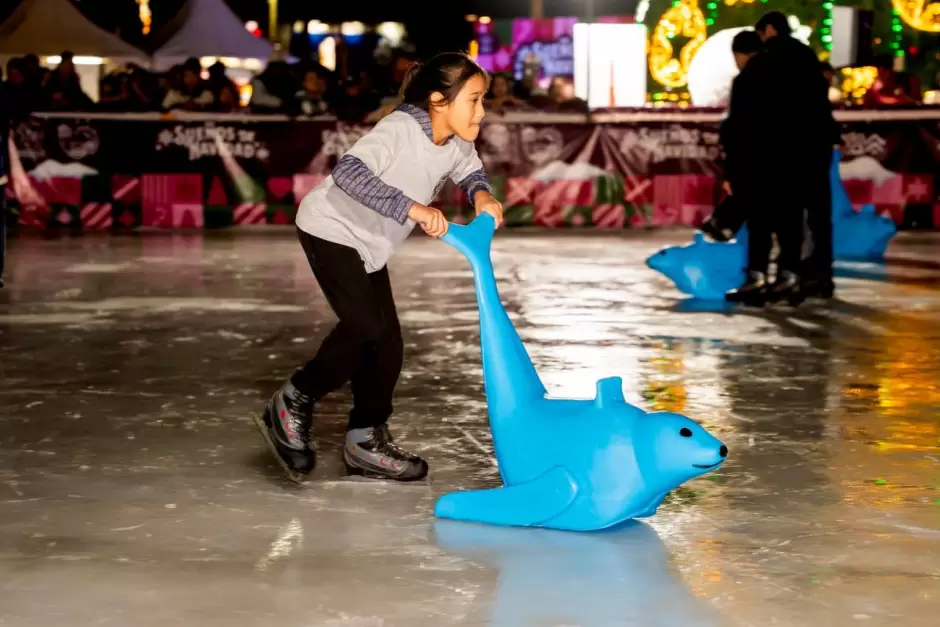 Inauguraci�n de la primera pista de patinaje sobre hielo