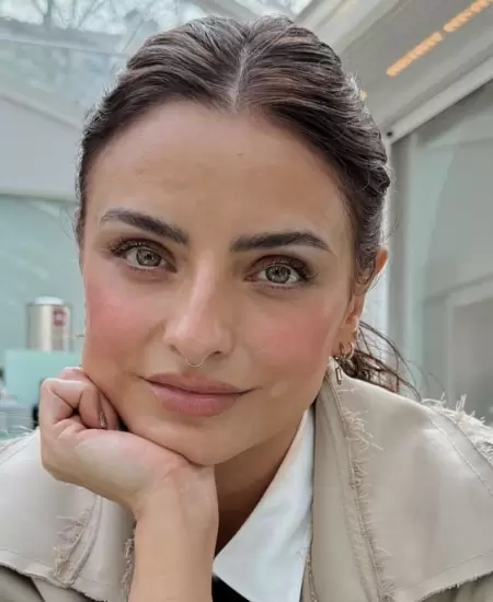Aislinn Derbez