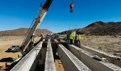 Construcci�n del puente "Agua Amarga"