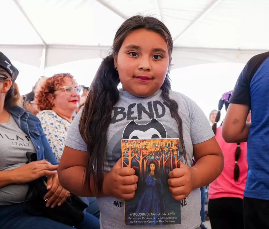 Gobernadora Marina del Pilar "5 libros por a�o"