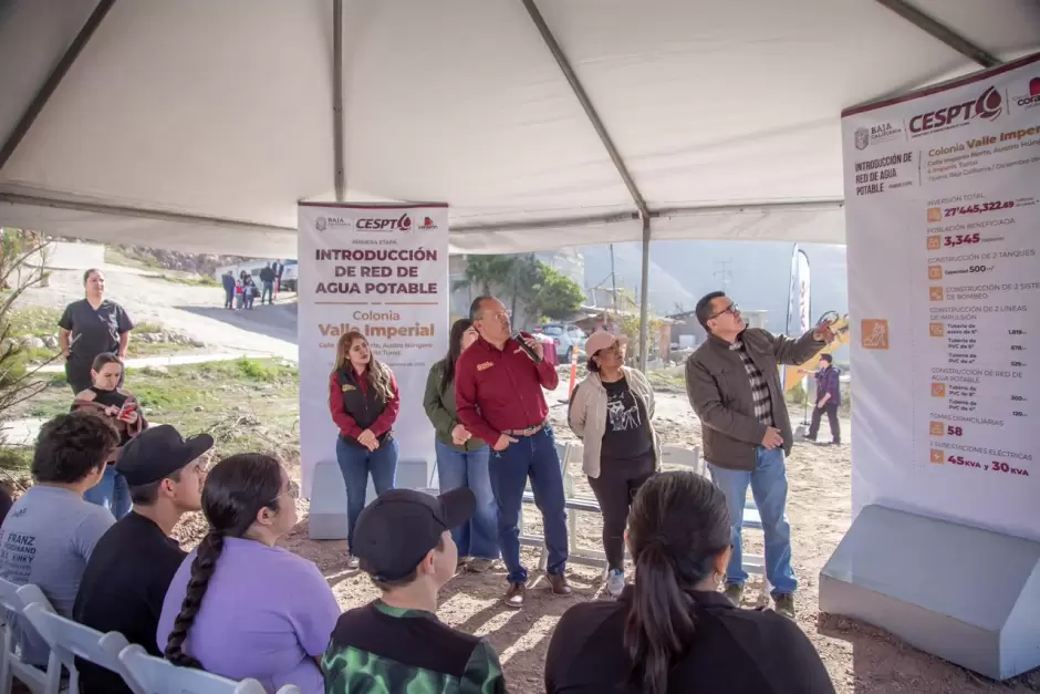 Introducci�n de red de agua potable en la colonia Valle Imperial
