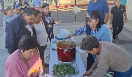 Entrega de alimentos a familiares de pacientes hospitalizados