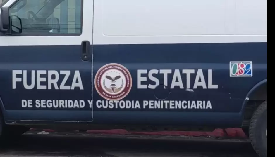 Oficiales de seguridad y custodia penitenciaria durante una manifestaci�n pac�fica para exigir mejoras salariales y condiciones laborales dignas.