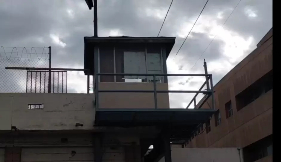 Oficiales de seguridad y custodia penitenciaria durante una manifestaci�n pac�fica para exigir mejoras salariales y condiciones laborales dignas.