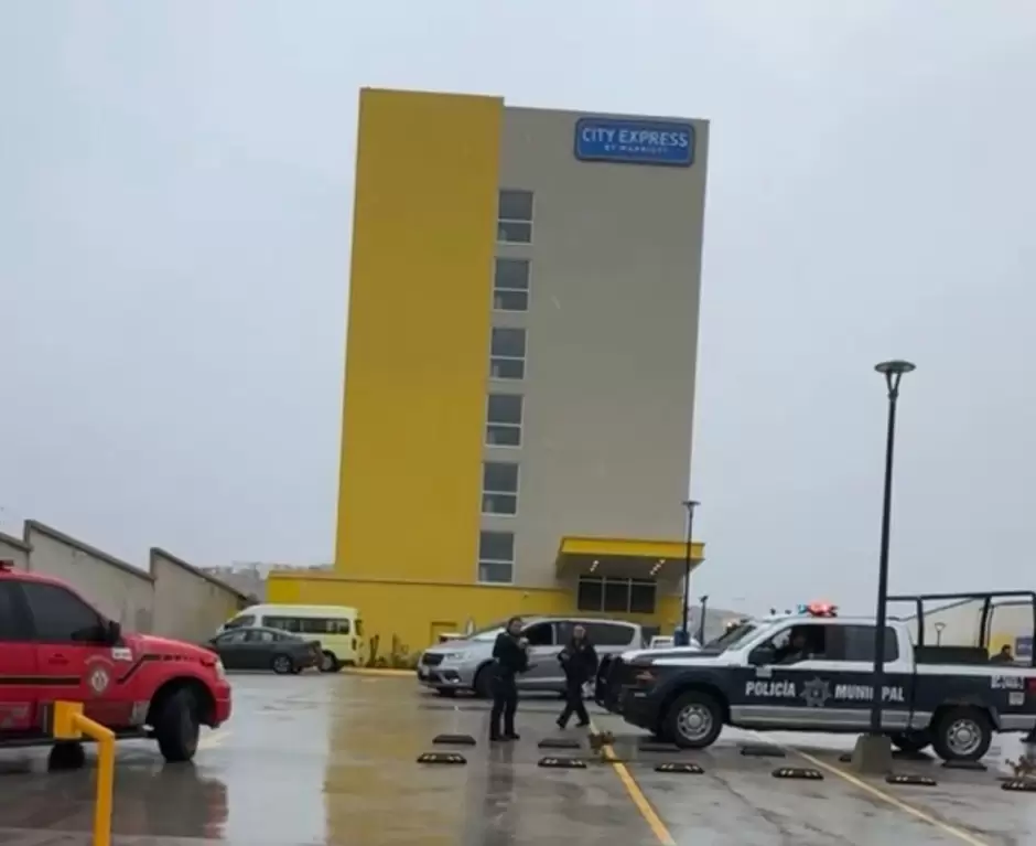 Ataque armado deja un hombre herido en estacionamiento de hotel en el bulevar El Refugio