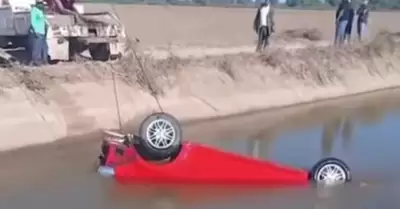 Cae veh�culo a un canal en Navojoa