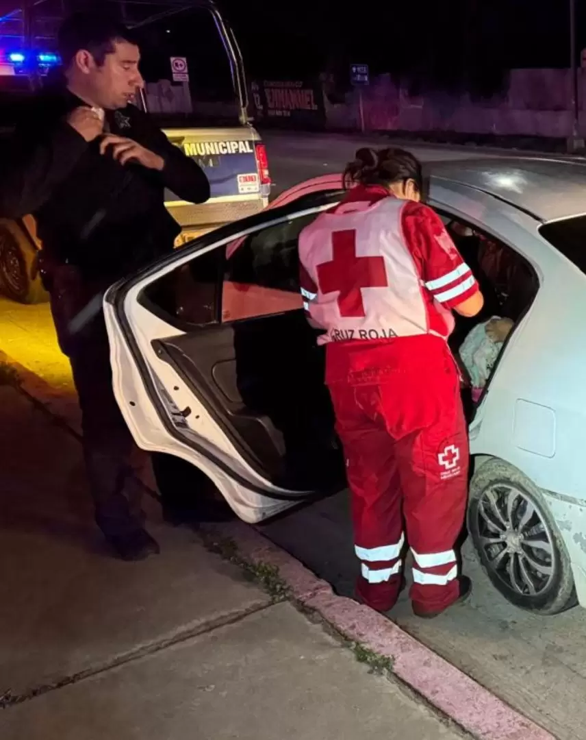 Auxilian a mujer en labor de parto brindando apoyo para el buen nacimiento de su beb�