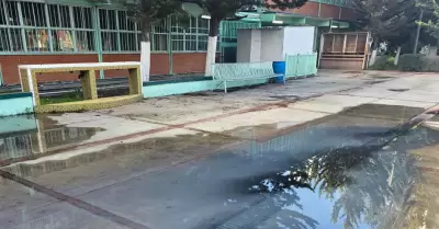 Derrame de aguas negras afecta a la Preparatoria Federal L�zaro C�rdenas